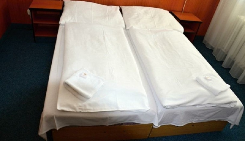 HOTEL MORAVA** Uherské Hradiště - dvoulůžkový pokoj společné soc. zařízení